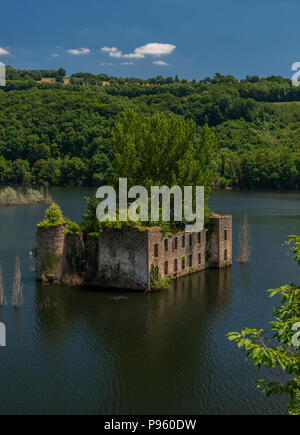 Die ertrunkenen 15. Jahrhundert Ruinen von Chateau Grandval, Royal, Frankreich. Stockfoto