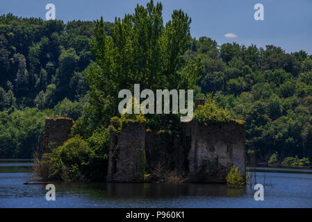 Die ertrunkenen 15. Jahrhundert Ruinen von Chateau Grandval, Royal, Frankreich. Stockfoto