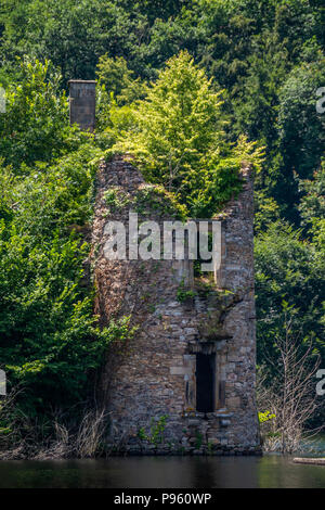 Die ertrunkenen 15. Jahrhundert Ruinen von Chateau Grandval, Royal, Frankreich. Stockfoto