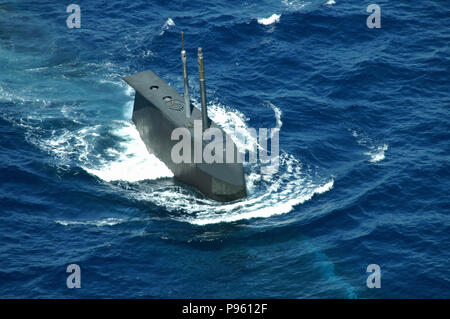 Eine Luftaufnahme der Royal Australian Navy Collins klasse u-Boot HMAS Rankin Eintauchen unter dem Ozean. Stockfoto