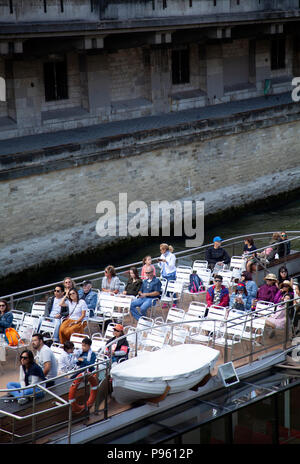 Touristen auf Bootsfahrt Top Deck auf Seine - Paris, Frankreich Stockfoto