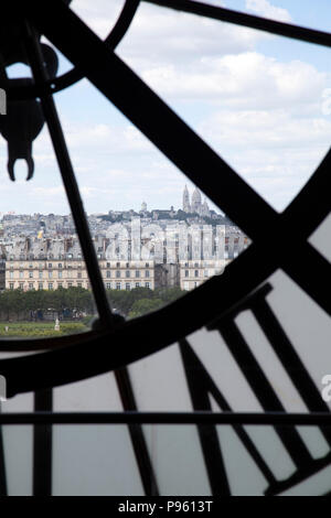 Aussicht auf Sacre Coeur über das Musée d'Orsay in Paris, Frankreich Stockfoto