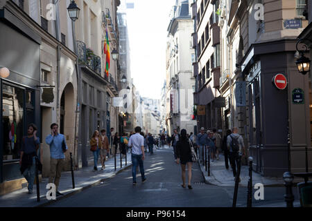 Die Menschen in der Rue Sainte Croix De La Bretonnaire in Paris, Frankreich Stockfoto