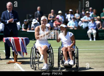 Diede De Groot (links) und Yui Kamiji heben Sie die Trophäe nach dem Gewinn der Ladies' Rollstuhl Doubles Final an Tag 13 der Wimbledon Championships in der All England Lawn Tennis und Croquet Club, Wimbledon. Stockfoto