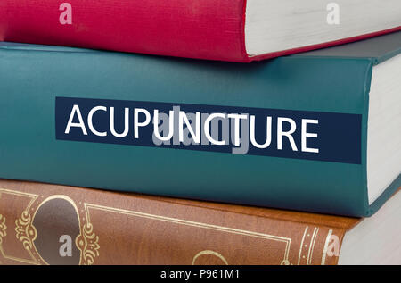 Ein Buch mit dem Titel Akupunktur auf dem Buchrücken geschrieben Stockfoto
