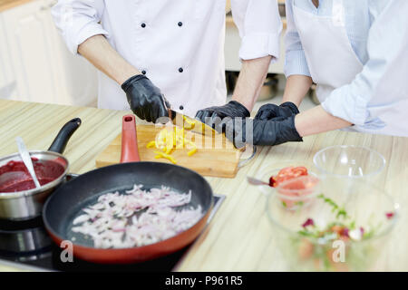 Zwei unkenntlich Köche kochen Stockfoto