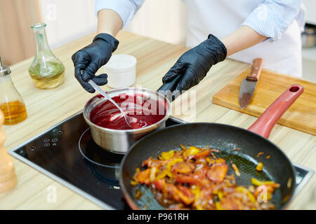 Koch, Sauce Stockfoto