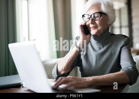 Ältere Frau ein Gespräch am Telefon Stockfoto