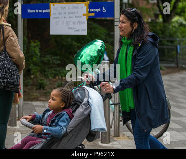 Grenfell Turm Gedenkveranstaltungen ein Jahr nach dem Brand Kennzeichnung. Mit: Atmosphäre, Wo: London, England, Großbritannien Wann: 14 Jun 2018 Credit: Wheatley/WANN Stockfoto