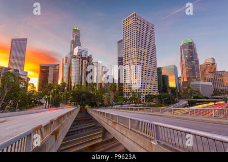 Los Angeles, Kalifornien, USA Skyline über die Landstraßen in der Dämmerung. Stockfoto