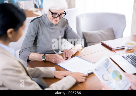 Ältere Frau schreiben Testament Stockfoto