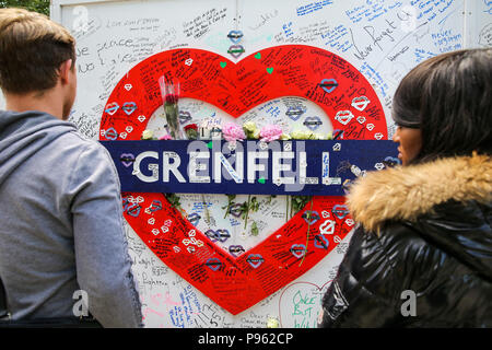 Mitglieder der Familie legen Kränze, Blumen und Anzünden von Kerzen an der Basis von Grenfell Turm außerhalb Kensington Freizeitzentrum. Mit: Atmosphäre, Wo: London, Großbritannien Wann: 14 Jun 2018 Credit: Dinendra Haria/WANN Stockfoto