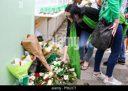 Mitglieder der Familie legen Kränze, Blumen und Anzünden von Kerzen an der Basis von Grenfell Turm außerhalb Kensington Freizeitzentrum. Mit: Atmosphäre, Wo: London, Großbritannien Wann: 14 Jun 2018 Credit: Dinendra Haria/WANN Stockfoto