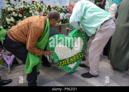 Mitglieder der Familie legen Kränze, Blumen und Anzünden von Kerzen an der Basis von Grenfell Turm außerhalb Kensington Freizeitzentrum. Mit: Atmosphäre, Wo: London, Großbritannien Wann: 14 Jun 2018 Credit: Dinendra Haria/WANN Stockfoto