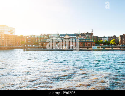 Hamburg Elbe Waterfront mit historischen Fischmarkt Hall Stockfoto