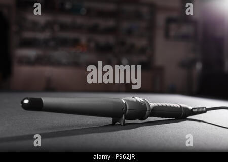 Professionellen Haarglätter auf einem grauen Tisch im Salon Stockfoto