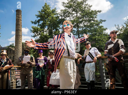 Steampunks nehmen teil an einer Modenschau während der Hebden Bridge Steampunk Festival in West Yorkshire. Stockfoto