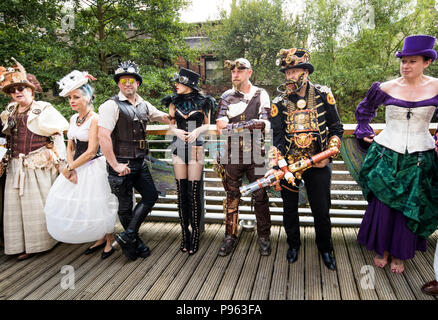 Steampunks nehmen teil an einer Modenschau während der Hebden Bridge Steampunk Festival in West Yorkshire. Stockfoto