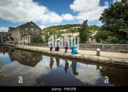 Steampunks werden in den Fluß Calder während der Hebden Bridge Steampunk Festival in West Yorkshire wider. Stockfoto