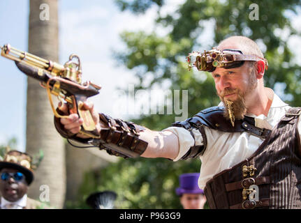 Eine steampunk nimmt teil an einer Modenschau während der Hebden Bridge Steampunk Festival in West Yorkshire. Stockfoto