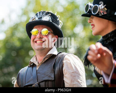 Steampunks nehmen an der Hebden Bridge Steampunk Festival in West Yorkshire. Stockfoto