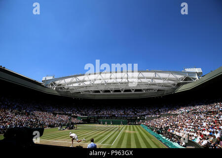 Allgemeine Ansicht der Center Court wie Novak Djokovic und Kevin Anderson spielen an Tag 13 der Wimbledon Championships in der All England Lawn Tennis und Croquet Club, Wimbledon. Stockfoto