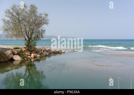 Beach Szene mit River Inlet in der Nähe von Kalives auf der Insel Kreta, Griechenland Stockfoto