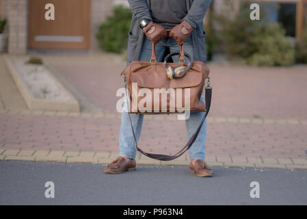 Mann mit Leder Tasche, leder schuhe, leder handschuhe Stockfoto