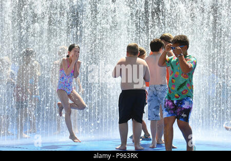 Kinder spielen in den Brunnen auf der South Bank in London. Stockfoto