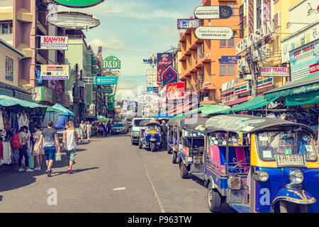 Bangkok, Thailand - 24.November 2017: Leute, die Khaosan Road Es ist weltberühmt Backpacker Hotel, bietet günstige Unterkunft. Während der Abendstunden, Straße Stockfoto