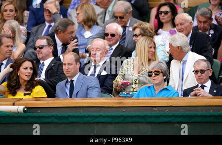 Der Herzog und die Herzogin von Cambridge und Theresa und Philip kann in der Königsloge auf Center Court an Tag 13 der Wimbledon Championships in der All England Lawn Tennis und Croquet Club, Wimbledon. Stockfoto