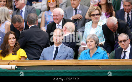 Der Herzog und die Herzogin von Cambridge und Theresa und Philip kann in der Königsloge auf Center Court an Tag 13 der Wimbledon Championships in der All England Lawn Tennis und Croquet Club, Wimbledon. Stockfoto