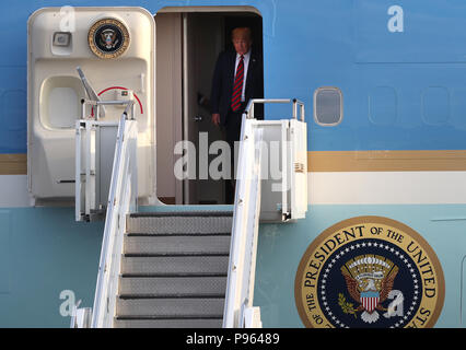 US-Präsident Donald Trump kommt auf Air Force One auf dem Flughafen Prestwick, Ayrshire, en Route für Turnberry, wo sie erwartet werden über das Wochenende zu bleiben. Stockfoto