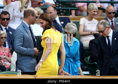 Der Herzog und die Herzogin von Cambridge mit Theresa und Philip kann in der Königsloge auf Center Court an Tag 13 der Wimbledon Championships in der All England Lawn Tennis und Croquet Club, Wimbledon. Stockfoto