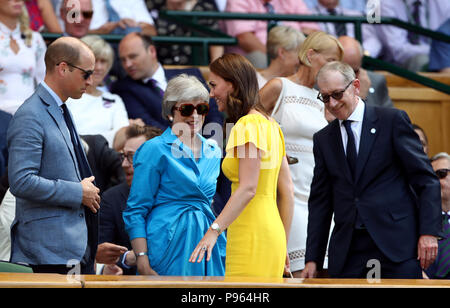 Der Herzog und die Herzogin von Cambridge mit Theresa und Philip kann in der Königsloge auf Center Court an Tag 13 der Wimbledon Championships in der All England Lawn Tennis und Croquet Club, Wimbledon. Stockfoto