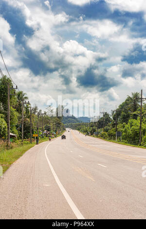 Trang, Thailand - Dez 5, 2017: Straße und die Berge Landschaft in Trang im südlichen Thailand Bezirk. Stockfoto