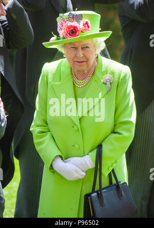 Ihre Majestät die Königin an Royal Ascot am Freitag - Streitkräfte Tag. Stockfoto