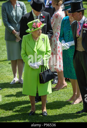 Ihre Majestät die Königin an Royal Ascot am Freitag - Streitkräfte Tag. Stockfoto