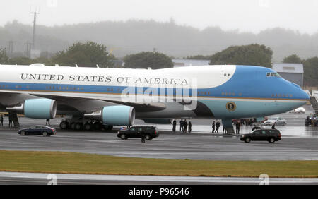 Der US-Präsidentschaftswahl Konvoi kommt an Air Force One am Flughafen Prestwick, Ayrshire, als US-Präsident Donald Trump und seine Frau Melania aus dem Flughafen fliegen, nachdem wir am Wochenende im Trump Turnberry Resort, für Finnland, wo der Präsident der USA Gespräche mit russischen Führers Wladimir Putin in Helsinki halten wird gebunden, folgenden Sitzungen mit Theresa May und die Königin in einem Wirbelwind Tour, die vor dem Hintergrund der Massenproteste gegen seine Politik in Großbritannien nahm. Stockfoto