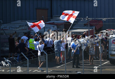 Fans erwarten die Ankunft der englischen Mannschaft am Flughafen Birmingham als England Gruppe Rückkehr nach Großbritannien. Stockfoto