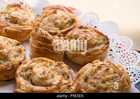 Frische hot sweet home Backen auf Papier spitze Serviette, Rollen von Brötchen Stockfoto