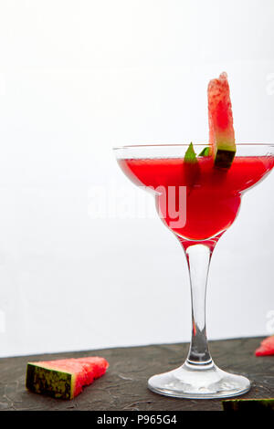 Wassermelone Margarita Cocktail auf weißem Hintergrund. Frische Wassermelone Limonade mit Minze und Eis für Summer Party. Erfrischend im Sommer trinken. Stockfoto