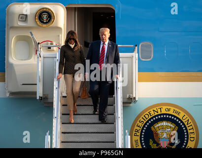 Flughafen Prestwick, Schottland, Großbritannien. 13. Juli, 2018. Präsident Donald Trump kommt auf Air Force One auf dem Flughafen Prestwick, Ayrshire vor einem Wochenende an Stockfoto