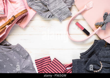 Frau Kleidung und Accessoires in rosa und grauen Farben - top, hose, Kleid, Schuhe, Sonnenbrille auf weißem Hintergrund. Mode Beauty Hintergrund. Wohnung La Stockfoto