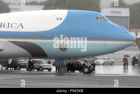 Der US-Präsidentschaftswahl Konvoi kommt an Air Force One auf dem Flughafen Prestwick, Ayrshire, als US-Präsident Donald Trump und seine Frau Melania bereiten die UK, nachdem das Wochenende im Trump Turnberry Resort zu verlassen, für Finnland, wo der Präsident der USA Gespräche mit russischen Führers Wladimir Putin in Helsinki halten wird gebunden, folgenden Sitzungen mit Theresa May und die Königin in einem Wirbelwind Tour, die vor dem Hintergrund der Massenproteste gegen seine Politik in Großbritannien nahm. Stockfoto