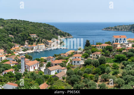 Mit Blick auf das Dorf und den Hafen von Kioni auf der nordöstlichen Seite der Insel Ithaka, Ionische Meer, Griechenland Stockfoto