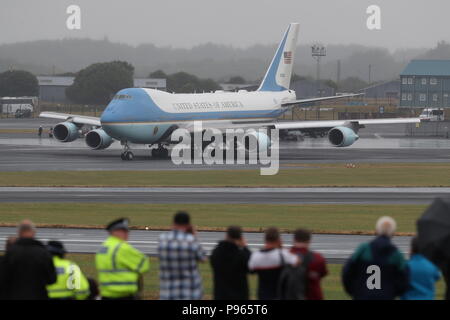 Air Force One startet vom Flughafen Prestwick, Ayrshire, als US-Präsident Donald Trump und seine Frau Melania Großbritannien verlassen, nachdem das Wochenende im Trump Turnberry Resort, für Finnland, wo der Präsident der USA Gespräche mit russischen Führers Wladimir Putin in Helsinki halten wird gebunden, folgenden Sitzungen mit Theresa May und die Königin in einem Wirbelwind Tour, die vor dem Hintergrund der Massenproteste gegen seine Politik in Großbritannien nahm. Stockfoto