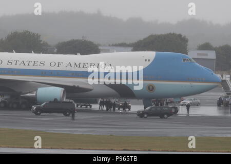 Der US-Präsidentschaftswahl Konvoi kommt an Air Force One auf dem Flughafen Prestwick, Ayrshire, als US-Präsident Donald Trump und seine Frau Melania bereiten die UK, nachdem das Wochenende im Trump Turnberry Resort zu verlassen, für Finnland, wo der Präsident der USA Gespräche mit russischen Führers Wladimir Putin in Helsinki halten wird gebunden, folgenden Sitzungen mit Theresa May und die Königin in einem Wirbelwind Tour, die vor dem Hintergrund der Massenproteste gegen seine Politik in Großbritannien nahm. Stockfoto