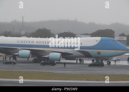 Der US-Präsidentschaftswahl Konvoi kommt an Air Force One auf dem Flughafen Prestwick, Ayrshire, als US-Präsident Donald Trump und seine Frau Melania bereiten die UK, nachdem das Wochenende im Trump Turnberry Resort zu verlassen, für Finnland, wo der Präsident der USA Gespräche mit russischen Führers Wladimir Putin in Helsinki halten wird gebunden, folgenden Sitzungen mit Theresa May und die Königin in einem Wirbelwind Tour, die vor dem Hintergrund der Massenproteste gegen seine Politik in Großbritannien nahm. Stockfoto