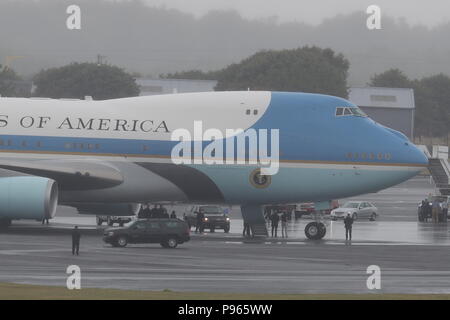 Der US-Präsidentschaftswahl Konvoi kommt an Air Force One auf dem Flughafen Prestwick, Ayrshire, als US-Präsident Donald Trump und seine Frau Melania bereiten die UK, nachdem das Wochenende im Trump Turnberry Resort zu verlassen, für Finnland, wo der Präsident der USA Gespräche mit russischen Führers Wladimir Putin in Helsinki halten wird gebunden, folgenden Sitzungen mit Theresa May und die Königin in einem Wirbelwind Tour, die vor dem Hintergrund der Massenproteste gegen seine Politik in Großbritannien nahm. Stockfoto